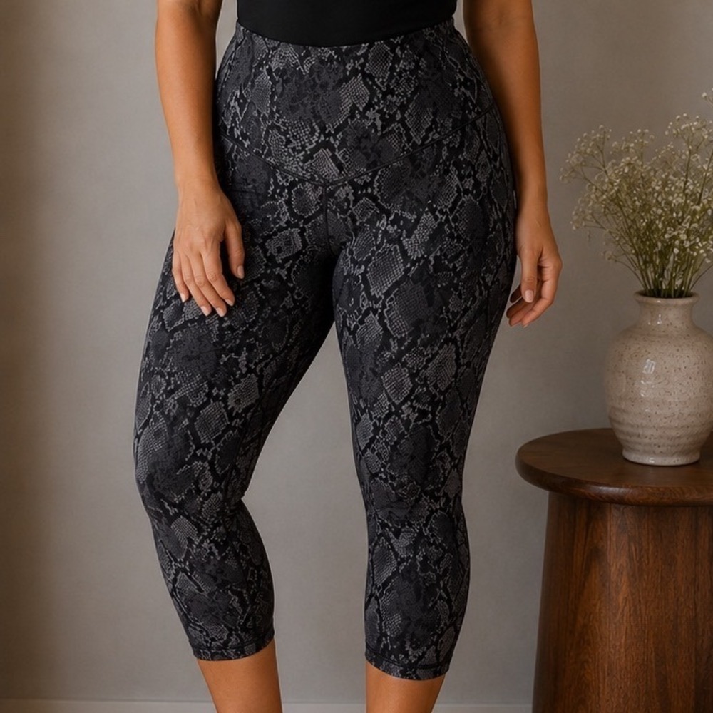Offline by Aerie Real Me Xtra Capri XXL High Rise Snakeskin Yoga Leggings